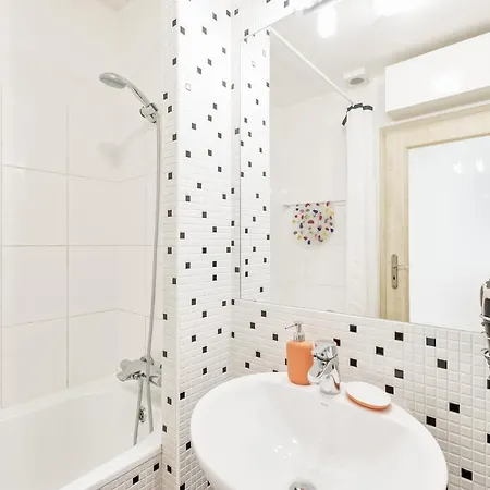 Lil With Stunning View, Parking & Ac By Easybnb Premium Apartman