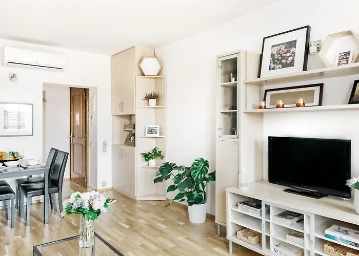 Lil With Tyn Cathedral View, Parking & Ac Apartment *